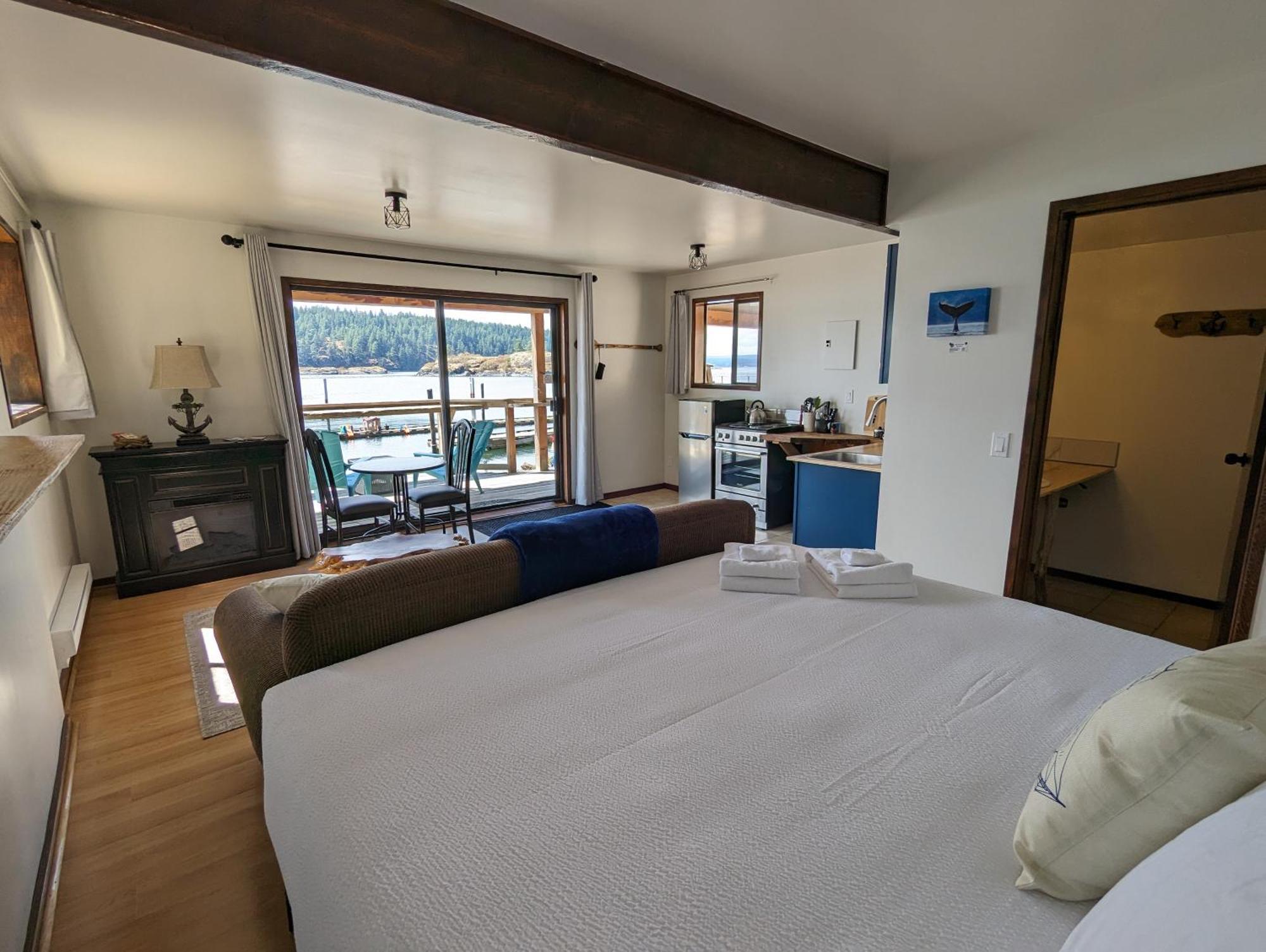 Jade Resort-Oceanfront Suites In Gowlland Harbour Heriot Bay Exteriör bild