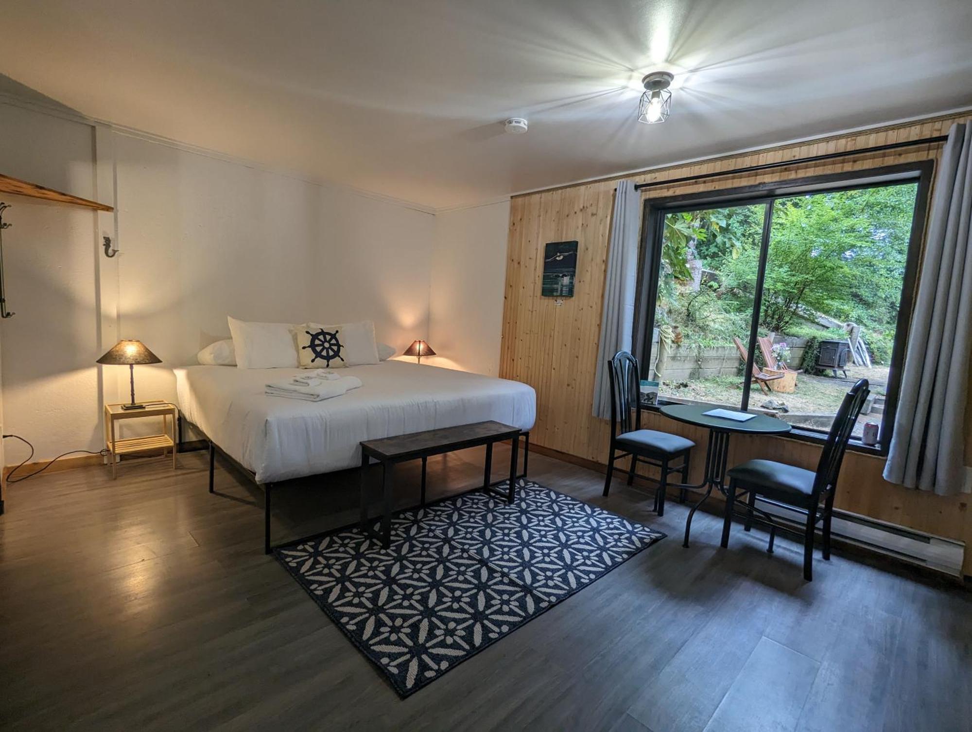 Jade Resort-Oceanfront Suites In Gowlland Harbour Heriot Bay Rum bild